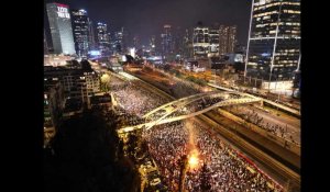 VIDÉO. Israël : des milliers de personnes manifestent après le limogeage du ministre de la Défense