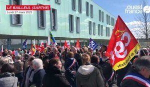 VIDÉO. À l’hôpital du Bailleul, dans la Sarthe, 150 personnes sont rassemblées contre la loi Rist