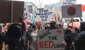 Amsterdam: des travailleuses du sexe manifestent pour défendre le Quartier rouge
