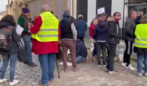 Saint-Omer : manifestation devant la sous-préfecture jeudi 30 mars en soutien à Valérie, interpellée par les forces de l'ordre au motif d'insulte à Emmanuel Macron.