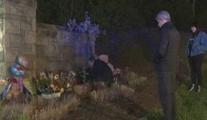 Tuerie dans une école à Nashville: des personnes se rassemblent devant un mémorial improvisé