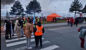 Les accès au centre commercial de Glisy, près d'Amiens, bloqués par des manifestants
