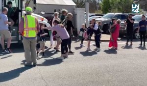 Tuerie de Nashville: des enfants fuient les lieux en se tenant par la main