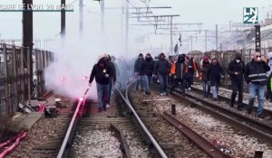 Retraites en France: un millier de manifestants envahissent les voies à Gare de Lyon