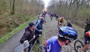 Paris-Roubaix dans la trouée d'Arenberg avec Derek Gee (Israel) dont la roue s'est déjantée