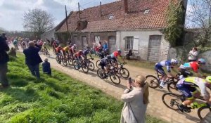 Paris - Roubaix : l’ambiance au passage du peloton sur le premier secteur pavé