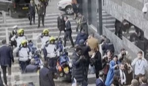 Un manifestant intercepté à l'arrivée de Macron à l'université d'Amsterdam