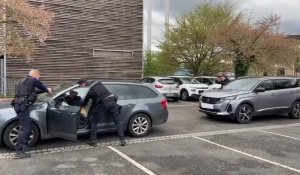 Quand les forces de l’ordre simulent une arrestation au forum des métiers à Seclin