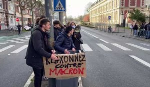 Lille : les lycéens de Montebello en blocus contre les retraites