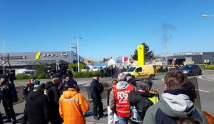 Les manifestants bloquent une sortie de l'A16 à Calais, jeudi 13 avril