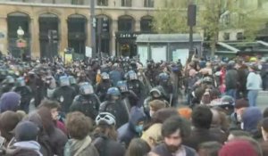 Retraites: la police tente de disperser la foule sur la place de la Bastille