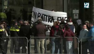 "On battra pas en retraite": des manifestants perturbent la visite de Macron à Amsterdam