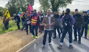 VIDÉO. Dans le Morbihan, munis de casseroles, des manifestants attendent la visite d'Agnès Pannier-Runacher, ministre de la Transition énergétique