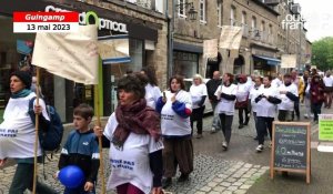 VIDÉO. À Guingamp, une cinquantaine de « gros ventres » défilent pour soutenir la maternité 