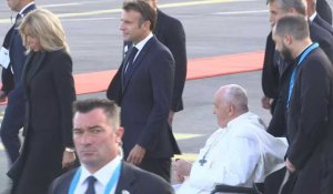 Le pape François accueilli par Emmanuel et Brigitte Macron à l'aéroport