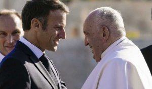 Les migrants "n'envahissent pas", le Pape François met Emmanuel Macron face à ses responsabilités