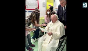 Les premières photos du pape depuis son opération