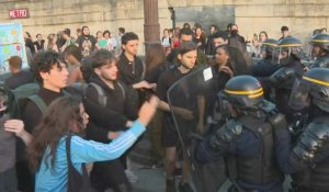 Tensions entre manifestants et policiers à Paris, place de la Concorde