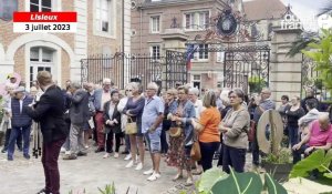 Violences urbaines : Environ 100 personnes rassemblées devant la mairie en soutien aux élus