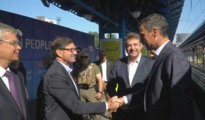 Le Premier ministre espagnol Pedro Sanchez arrive à Kiev