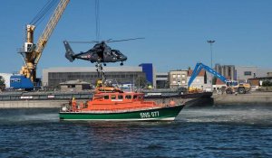 Lors de Escale à Calais, une démonstration d'hélitreuillage a été réalisée avec un hélicoptère de la Marine nationale, samedi 24 juin.