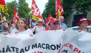 Les manifestants réclament plus d'emplois publics à la Cité de la langue française à Villers-Cotterêts