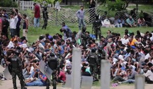 Honduras: la police militaire surveille des détenus lors d'une opération