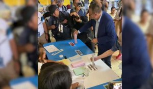 Présidentielle au Guatemala : le candidat Bernardo Arevalo vote