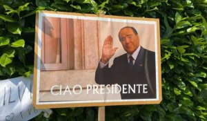 Devant sa villa, des admirateurs de Berlusconi arrivent pour un dernier salut