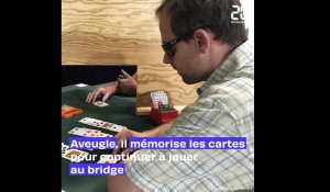 Aveugle, il mémorise les cartes pour continuer à jouer au bridge