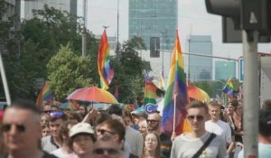 Des personnes participent à la Parade de l'égalité à Varsovie