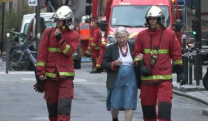 Immeuble effondré à Paris : les pompiers en action