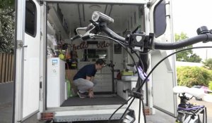 Dans le pays de Lorient, il soigne les vélos dans une ancienne ambulance