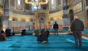 Des musulmans prient dans la mosquée bleue d'Istanbul pour l'Aïd al-Fitr