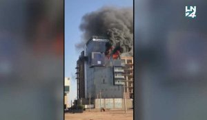 Combats au Soudan: une banque de Khartoum en feu