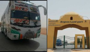 Des bus transportant des évacués égyptiens et soudanais arrivent à la frontière avec l'Égypte