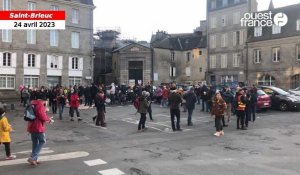 VIDÉO. À Saint-Brieuc, une centaine de manifestants avec des casseroles devant la mairie