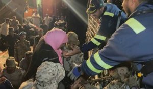 Des personnes évacuées du Soudan montent à bord d'un navire à destination de l'Arabie saoudite