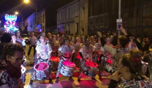 Carnaval de Cholet. Entre les chars illuminés, les groupes de musique mettent l’ambiance