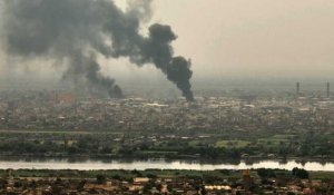 Vue aérienne de fumées se dégageant de l'horizon de Khartoum