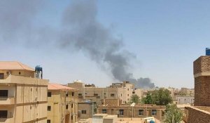 Soudan: nuages de fumée au-dessus de Khartoum au 6e jour des combats