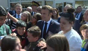 Emmanuel Macron visite un collège dans l'Hérault