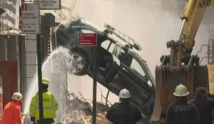 USA: images de voitures dégagées du site de l'effondrement d'un parking à New York