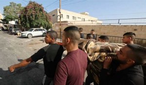 Des Palestiniens transportent la dépouille d'un homme tué dans un raid à Jénine