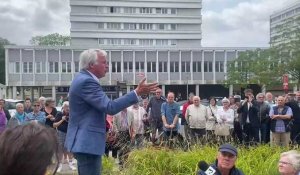 Rudy Elegeest, maire de Mons en Baroeul s’exprime lors du rassemblement en soutien aux maires.
