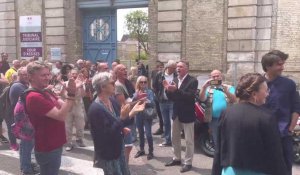 Saint-Omer : l'arrivée de Valérie Minet au tribunal devant de nombreuses personnes