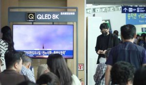 Des personnes à Séoul regardent les informations sur le tir nord-coréen d'un missile