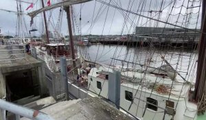 À Boulogne-sur-Mer , de très beaux et grands voiliers au port
