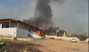 Incendie en Grèce : images de maisons en feu et d'une épaisse fumée à moins de 60 km d'Athènes