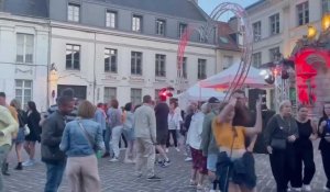 Nuit des célibataires à Saint-Omer : va-t-on trouver l'amour ? Rendez-vous sur la "petite place", place Victor-Hugo, pour aller danser.